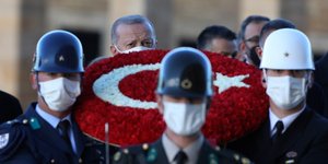 Ο Ρετζέπ Ταγίπ Ερντογάν πίσω από στρατιώτες
