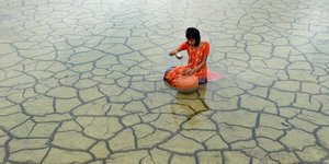 ερημος νερο κοριστσι 