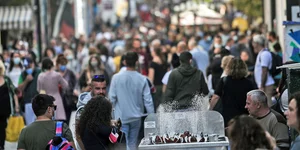 Μεγάλο πλήθος περπατά στα καταστήματα της Ερμού