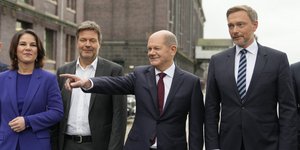 Ο Όλαφ Σολτς και οι κυβερνητικοί του εταίροι των Πρασίνων και των Φιλελευθέρων στη Γερμανία