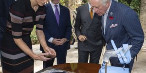 Ο πρίγκιπας Κάρολος ενημερώνεται για το Fashion ID
