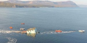 To σπίτι που ρυμουλκήθηκε στον Κόλπο των Νήσων στο Νιουφάουντλαντ του Καναδά