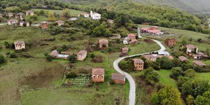 Το ερειπωμένο χωριό Γάβρος που έχει αποτελέσει τα σκηνικά αρκετών κινηματογραφικών ταινιών