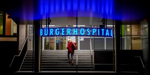 Μια γυναίκα στην είσοδο νοσοκομείου του Αμβούργου