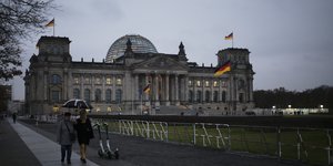 Κόσμος περπατά μπροστά από το κοινοβούλιο της Γερμανίας 