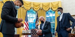 Ο Τζο Μπάιντεν με τον Γιάννη Αντετοκούνμπο στο Οβάλ Γραφείο