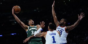 Ο Γιάννης Αντετοκούνμπο σε προσπάθειά του από το ματς των Μπακς με τους Νικς