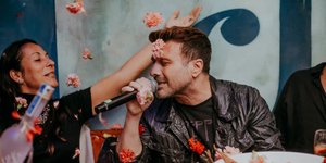 Ο Γιάννης Πλούταρχος τραγουδά στη σύζυγό του Μαρία