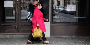 γυναίκα ροζ παλτό περπατά lockdown Σλοβακία