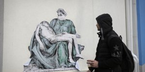 Γκράγιτι για τον κορωνοϊό σε τοίχο της Σόφιας στη Βουλγαρία