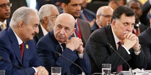 Ο Στρατηγός Χαλίφα Χαφτάρ, ο πρόεδρος της βουλής Αγκίλα Σαλέχ και ο πρόεδρος του συμβουλίου της Λιβύης Φαγέζ αλ-Σαράτζ