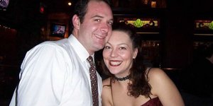 Ο Κρις Πάουελ και η Τζένιφερ Λόουδερ που γνωρίστηκαν σε αεροδρόμιο