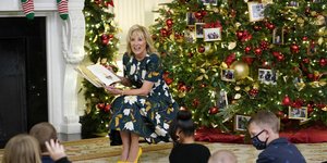 Τζιλ Μπάιντεν διαβάζει βιβλίο σε παιδιά στον Λευκό Οίκο