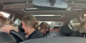 Μια ξεκαρδιστική στιγμή ανάμεσα σε έναν άνδρα και μία καμήλα