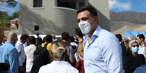 Βασίλης Κικίλιας λευκο πουκαμισο