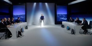 Οι 5 υποψήφιοι και οι 3+1 δημοσιογράφοι στο debate της ΕΡΤ