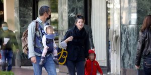 Σωτήρης Κοντιζάς: Βόλτα και ψώνια με την οικογένειά του στο κέντρο της Αθήνας