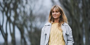 Ξανθιά με κίτρινο πουλόβερ