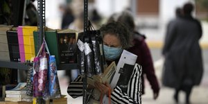 μια γυναίκα σε περίπτερο