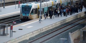 αποβαθρα κοσμος προαστιακός