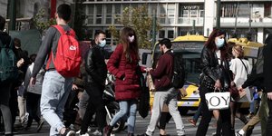 Κόσμος στο κέντρο της Αθήνας με μάσκες