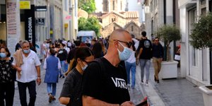  Κόσμος στην οδό Ερμού 