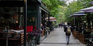 Κόσμος σε καφετέριες εν μέσω πανδημίας του κορωνοϊού