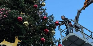 Ο Κώστας Μπακογιάννης στολίζει το Χριστουγεννιάτικο δέντρο στο Σύνταγμα