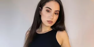 Κοπέλα με μαύρο μπλουζάκι και τζιν