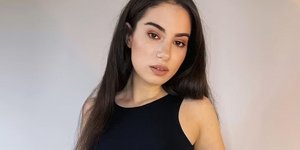 Κοπέλα με μαύρο μπλουζάκι και τζιν