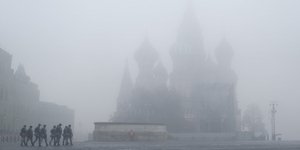 Κρυμμένη σε πυκνή ομίχλη η κόκκινη πλατεία στη Μόσχα