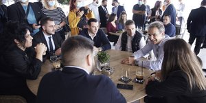 Ο Κυριάκος Μητσοτάκης με νέους στη Ρόδο