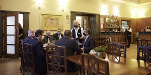 Ο πρωθυπουργός στο εντευκτήριο της βουλής