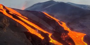 Δέος προκαλούν τα ποτάμια λάβας από το ηφαίστειο στη Λα Πάλμα