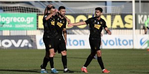 Πανηγυρίζουν οι παίκτες της Λαμίας