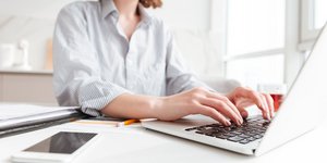 κοπέλα γράφει σε laptop