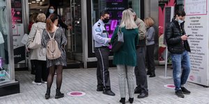 Πελάτες ελέγχονται για την είσοδό τους στο κατάστημα