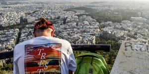 Νεαρός στο λόφο του Λυκαβηττού