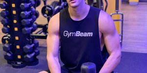 Μάνος Βροντζάκης: «Γνωστός κύριος της πολιτικής μού ζήτησε να μπω στο ντους μαζί του»