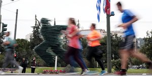 Δρομείς του 38ου Αυθεντικού Μαραθώνιου Αθηνών δίπλα στο Δρομέα