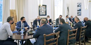 Σύσκεψη υπό τον πρωθυπουργό για εμπόριο και εστίαση