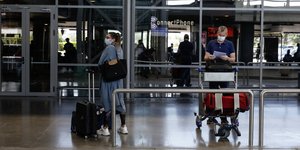 με βαλιτσες εξω απο αεροδρομιο