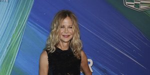 Η Μεγκ Ράιαν με μαύρο μίντι φόρεμα