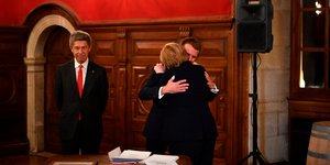 Η αγκαλιά Μέρκελ Μακρόν