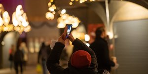 κόσμος φωτογραφίζει με κινητό