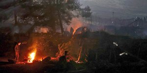 Μετανάστες ανάβουν φωτιά για να ζεσταθούν στη Λευκορωσία, στα σύνορα με την Πολωνία