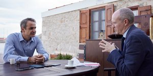 Ο Κυριάκος Μητσοτάκης με τον Gordon Rayner