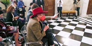 Η Ολλανδή δημοσιογράφος ρωτά τον Κυρ. Μητσοτάκη