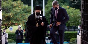 Ο Κυριάκος Μητσοτάκης υποδέχεται στο μέγαρο Μαξίμου τον Οικουμενικό Πατριάρχη Βαρθολομαίο