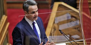 Ο Κυριάκος Μητσοτάκης μιλάει στη Βουλή